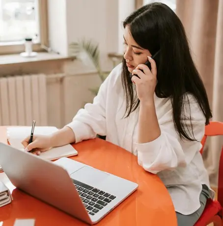 Une personne qui travaille sur son ordinateur, prête pour la réforme de la facture électronique. Elle utilise la plateforme agréée Cegid dans son logiciel EBP